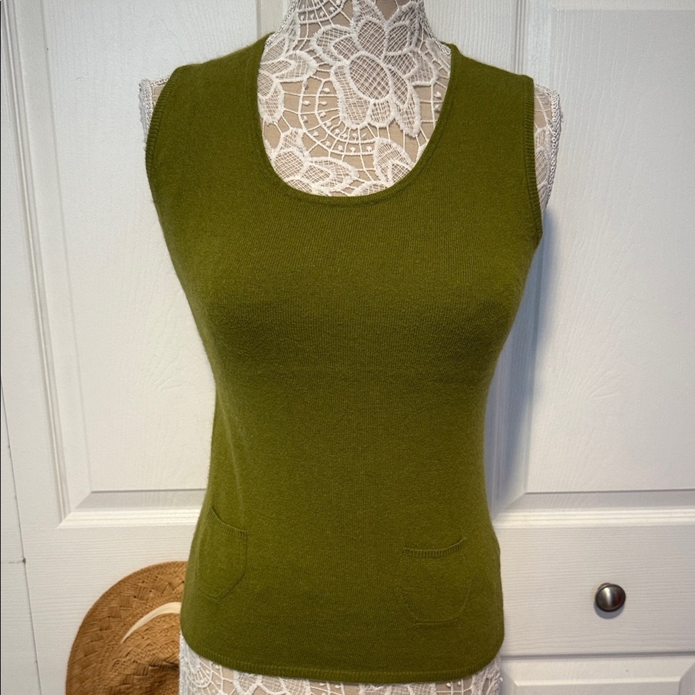 BCBGMAXAZRIA Silk Cashmere Blend Olive Green Sleeveless Knit Top M
